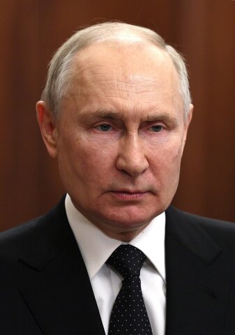 Putin suceeds Yeltsin