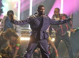 SHM performs with Usher at the VMAs