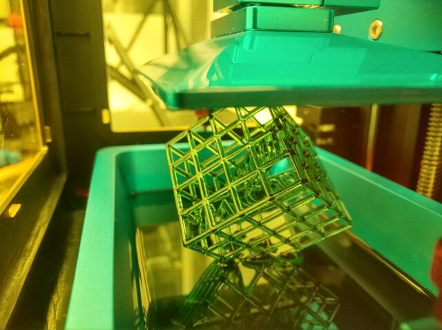 Se desarrolla la estereolitografía (SLA)y se comienza a utilizar en la creación rápida de prototipos.