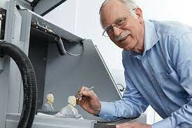 Charles Hull inventa la máquina de estereolitografía (SLA) y obtiene la primera patente de impresión 3D.