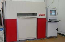 Se desarrolla la primera máquina de sinterización selectiva por láser (SLS) por DTM Inc., luego adquirida por 3D Systems Corporation.