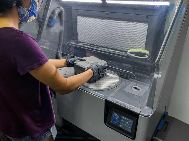 La impresión 3D se vuelve más popular y comienzan a surgir las primeras máquinas de sinterización selectiva por láser (SLS).