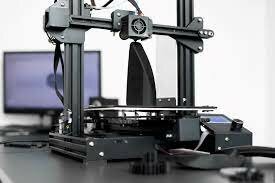 Se introducen en el mercado impresoras 3D de metal, que utilizan tecnologías como la sinterización selectiva por láser (SLS) y la deposición de energía dirigida (DED) para imprimir objetos metálicos.