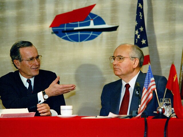 Bush padre declaran el fin de la Guerra Fría.