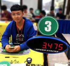 La velocidad del Cubo de Rubik se rompe bajo un segundo