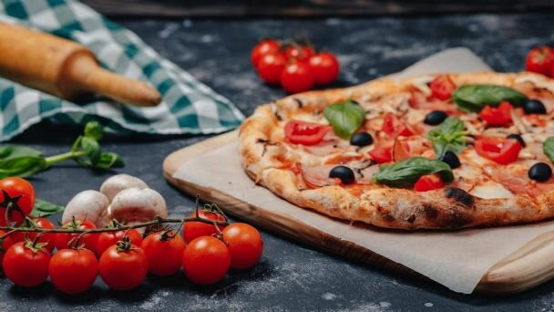 Tomates y Primera Pizza Moderna