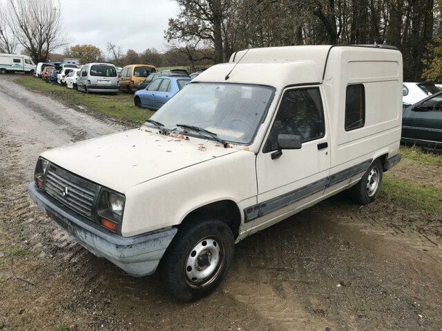 Sylviane D croise Renault Express