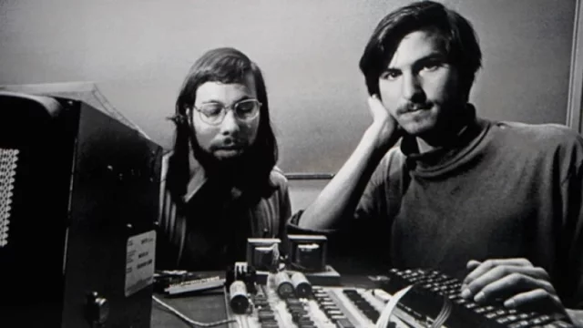 1976: Apple: Steve Jobs, Steve Wozniak y Ronald Wayne fundan Apple Computer.
