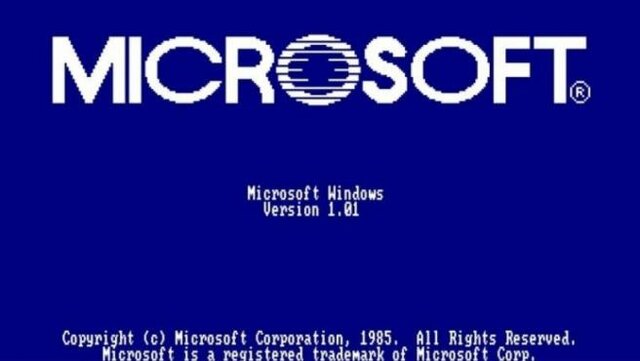 1985: Microsoft: Lanza Windows 1.0, su primer sistema operativo con interfaz gráfica.