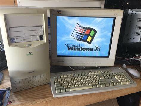 1998: Microsoft: Lanza Windows 98.