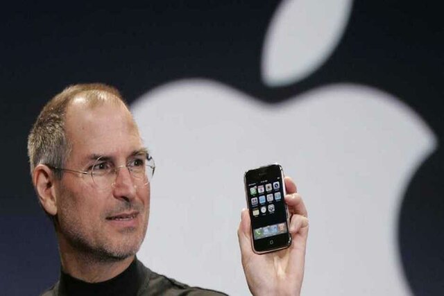 2007: Apple: Lanza el iPhone, revolucionando la industria de los teléfonos inteligentes.