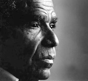 Obtiene su título de medico