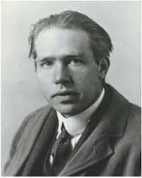 Desarrollo de la teoría cuántica y el modelo atómico de Bohr