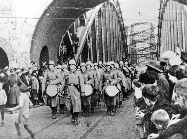 France militarizes the Rhineland