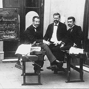 El ambiente político y económico intervino en la acentuación de tendencias pedagógicas distintas.