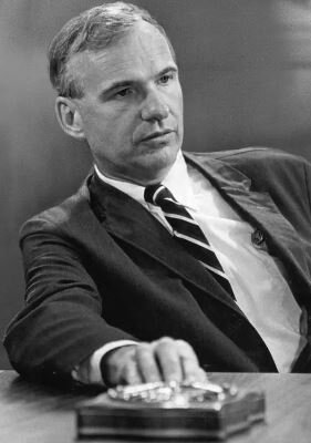 1980: Teoría de Liderazgo Transformacional.