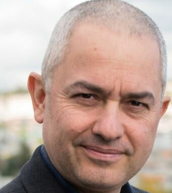 2004: Teoría del Liderazgo Carismático Transformacional.