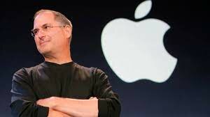 Steve Jobs deja Apple debido a disputas internas.