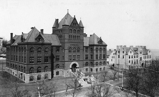 Universidad de Wisconsin  comienza  a experimentar con una emisora de radio.