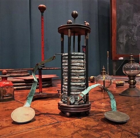 Pila di Volta: Alessandro Volta creò nel laboratorio della sua residenza a Lazzate (MB), il primo prototipo di batteria moderna.