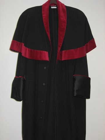 Prohibición del seminario y del traje talar en publico