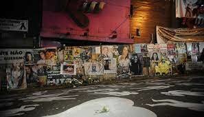 242 pessoas morrem em um trágico incêndio ocorrido na boate Kiss no município de Santa Maria, no Rio Grande do Sul