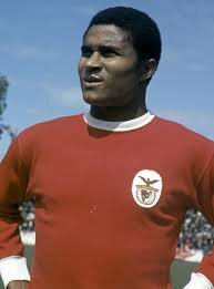 Morre Eusébio, futebolista português, aos 71 anos.