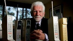 1973: Invención del teléfono móvil por Martin Cooper.