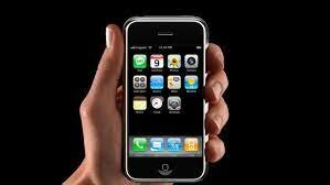 2007: Lanzamiento del primer iPhone por Apple, marcando el inicio de los teléfonos
