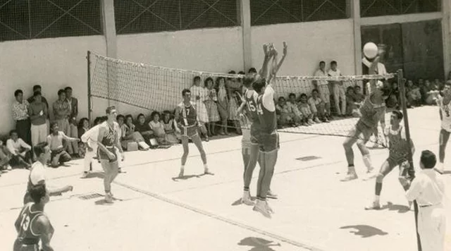 en U.S.A. el Voleibol con seis (6) jugadores por equipo.