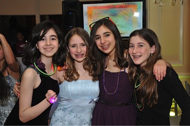 Yo hablé y bailé mucho y llevé un vestido a la Bat Mitzvah de mi amiga, Yael