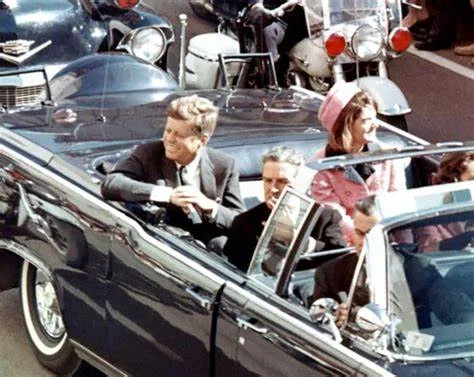 El presidente John F. Kennedy es asesinado