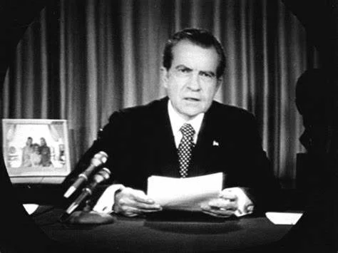 Presidente Richard Nixon renuncia al cargo por el escándalo Watergate