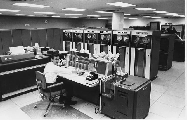 1971 - Primer correo electrónico