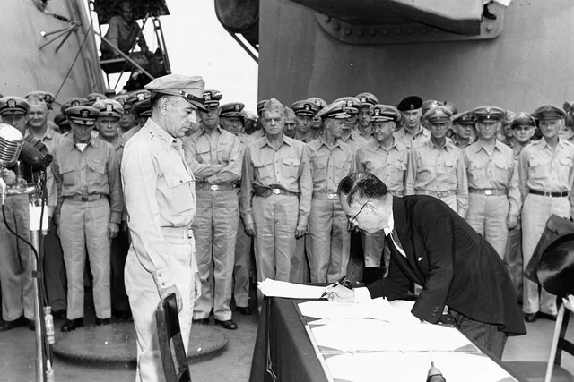Le Japon signe l'armistice