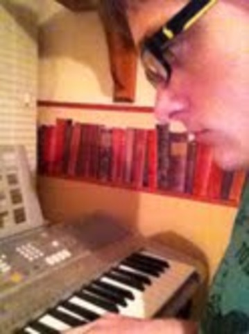 Hace 10 años que aprendí a tocar al piano.