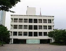 El Japanese National Public Broadcasting Service (NHK) de Japón iniciaba sus programas escolares de radio.