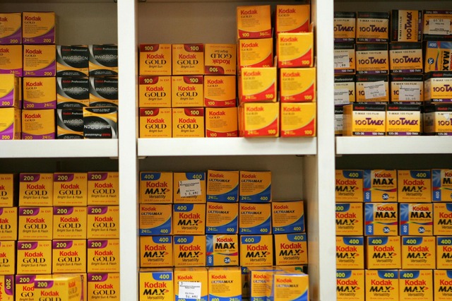 Rollos de película en los estantes de una casa fotográfica