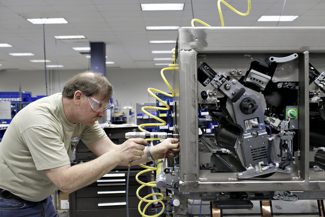 Un operario arma una impresora digital en la casa central de Rochester, Nueva York