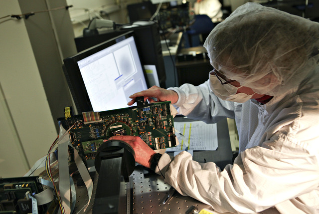 En los laboratorios de Kodak, chequeando un nuevo sensor digital