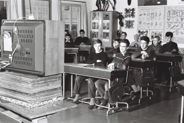 Primeras emisiones educativas a control remoto en México.