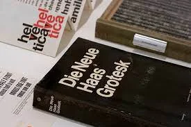 Max Miedinger diseña la fuente Neue Haas Grotesk, posteriormente renombrada Helvética.