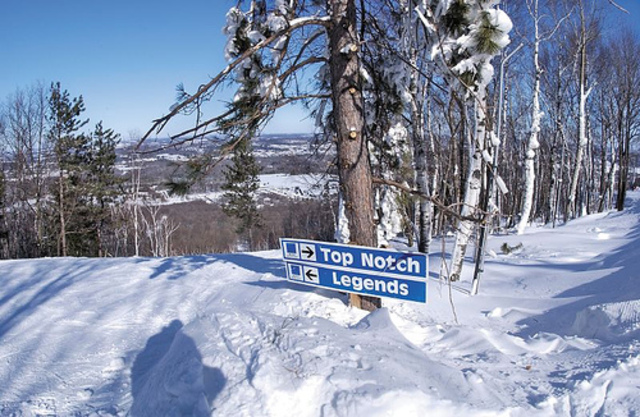 Yo esquiado intermedio en una pista de esquí por primera vez