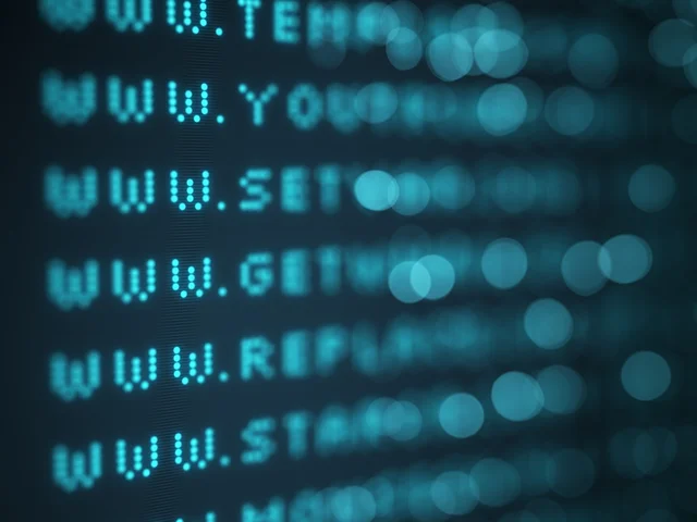 Primera demostración pública de Arpanet y se populariza el uso del correo electrónico.