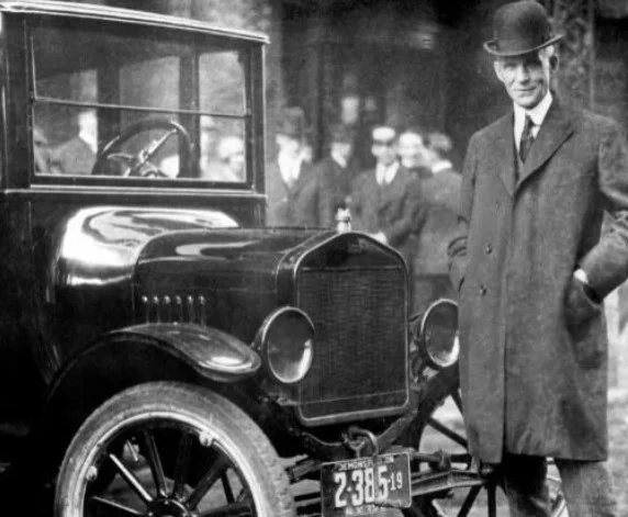 Primer automóvil de producción en masa por Henry Ford