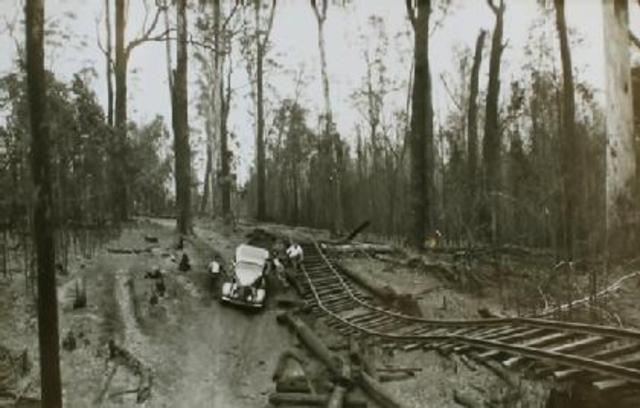 Melbourne: Busfhires rage through the Great Divide and the Dandenong Ranges on the edge of Melboune, killing 8 people and destroying hundreds of houses