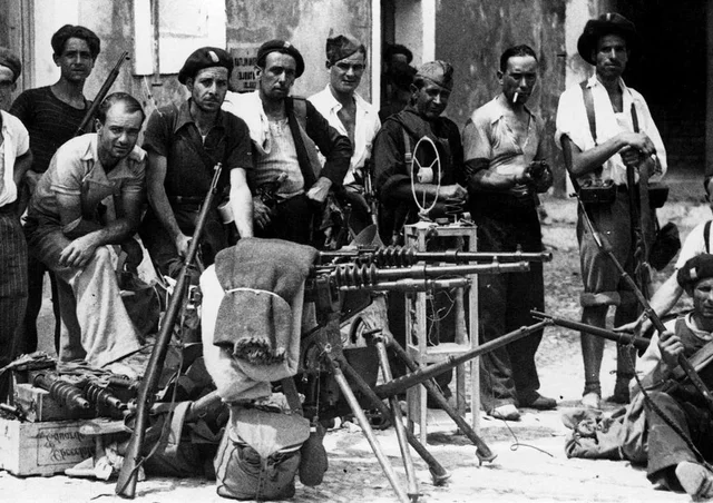 la columna de hierro impone el comunismo