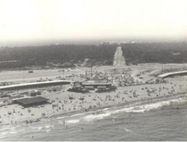 Durante la década de 1970 se arrasaron las dunas móviles y en su lugar se construyó un paseo marítimo.