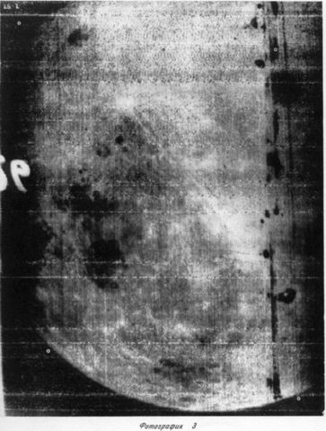 Luna 3 Orbits the Moon