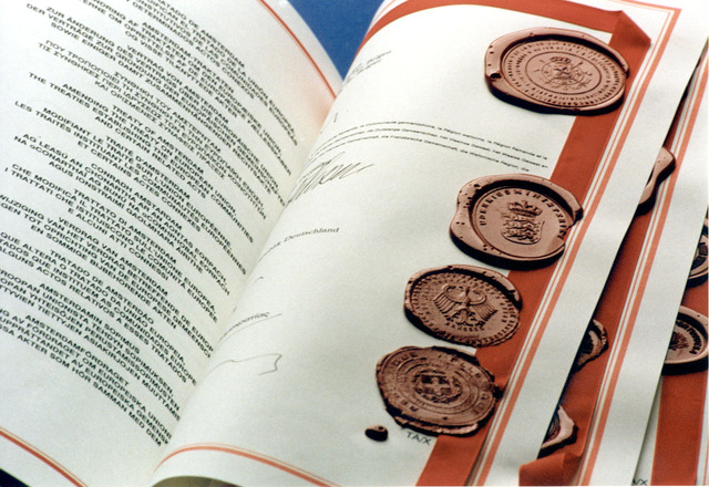 Amsterdam-traktaten bliver underskrevet